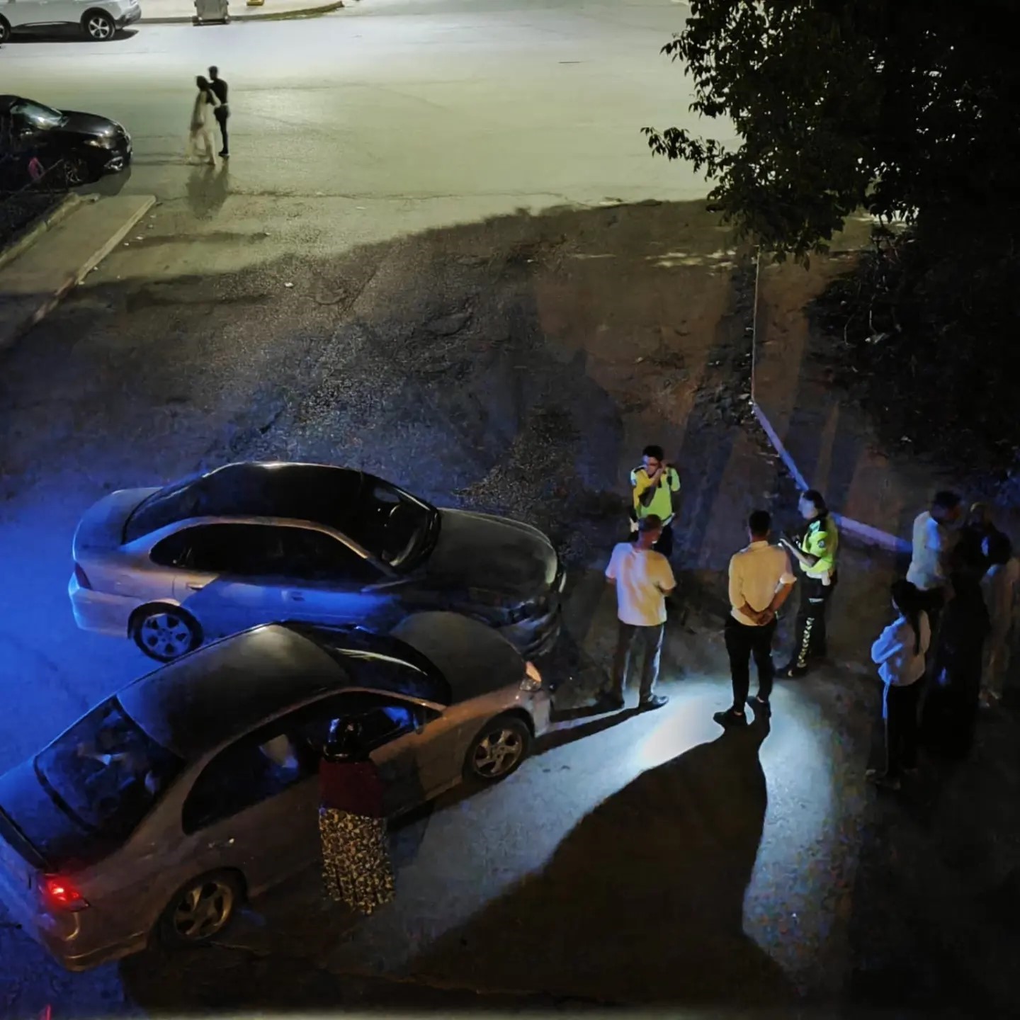 Kavşakta iki otomobil &ccedil;arpıştı
