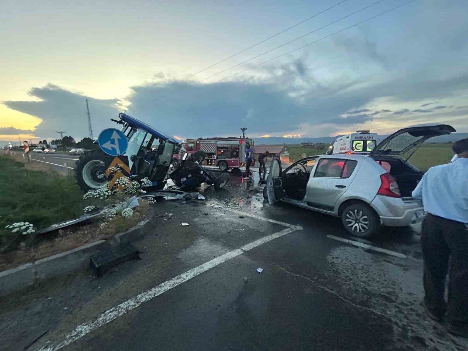 Ağrı’da traktör otomobille çarpıştı: 4 yaralı