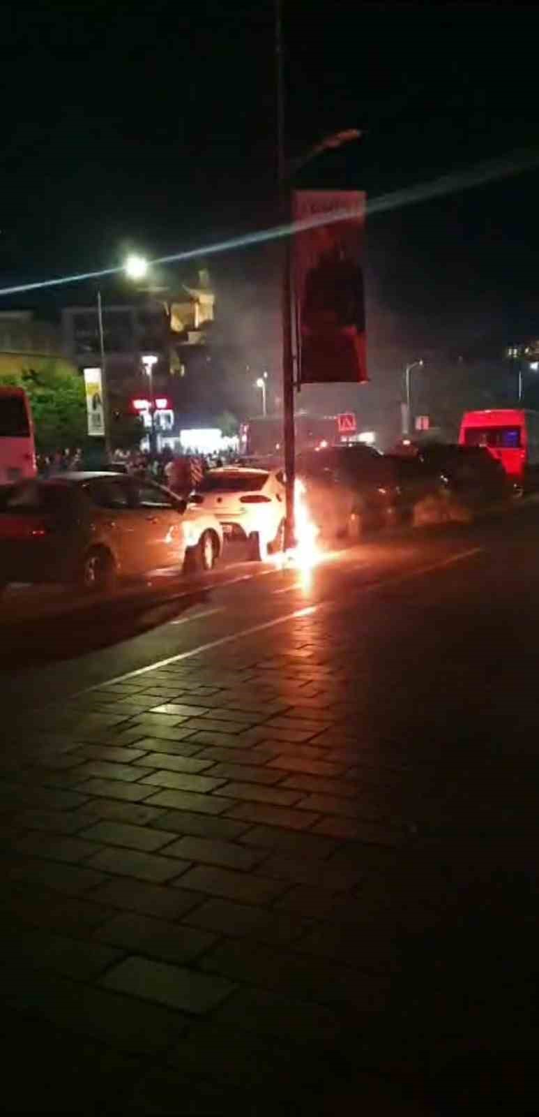 Üsküdar’da elektrik direğinde çıkan yangın korkuttu