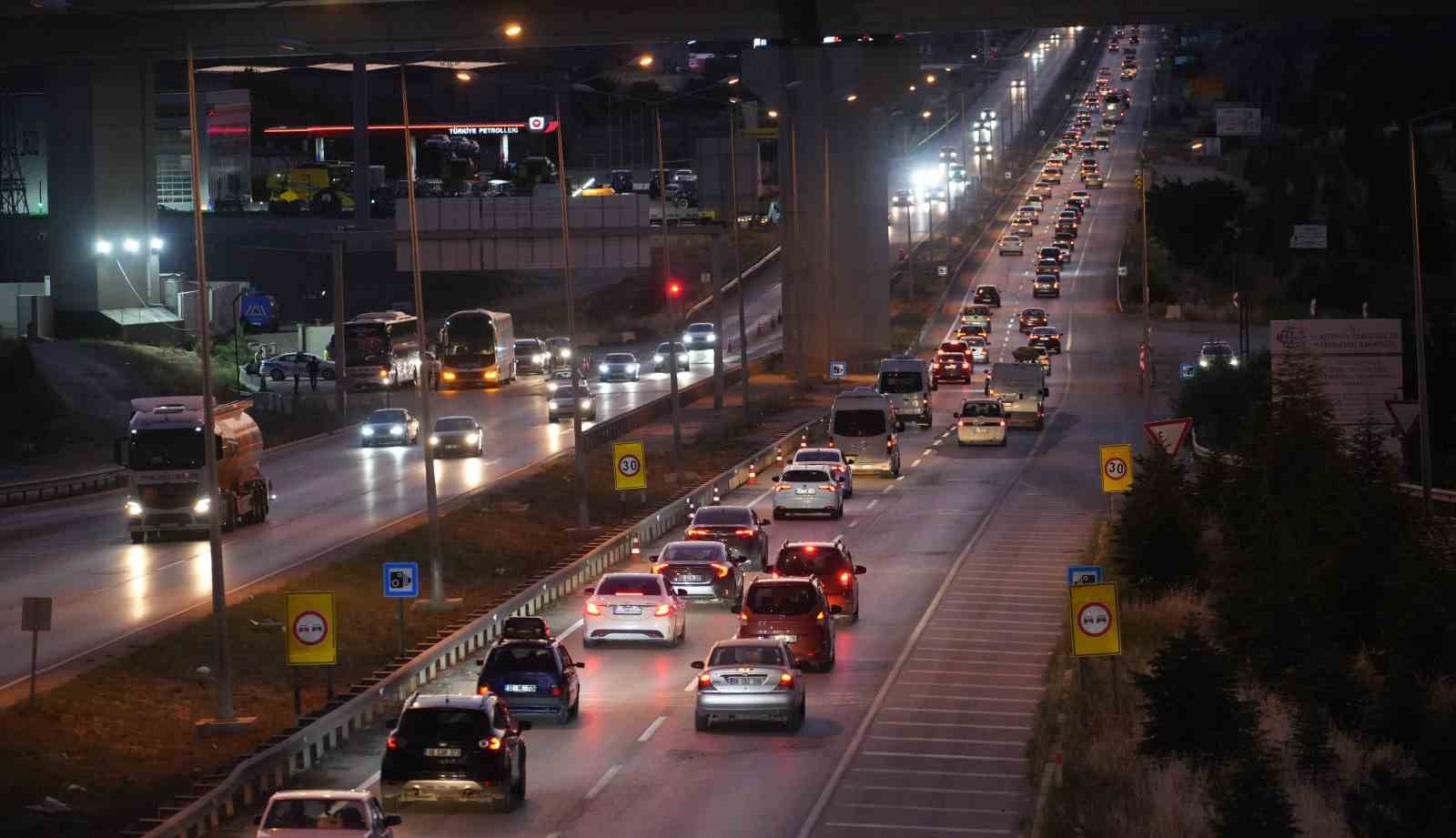 Tatilciler erken d&ouml;n&uuml;şe ge&ccedil;ti: 43 ilin ge&ccedil;iş g&uuml;zergahında trafik yoğunluğu
