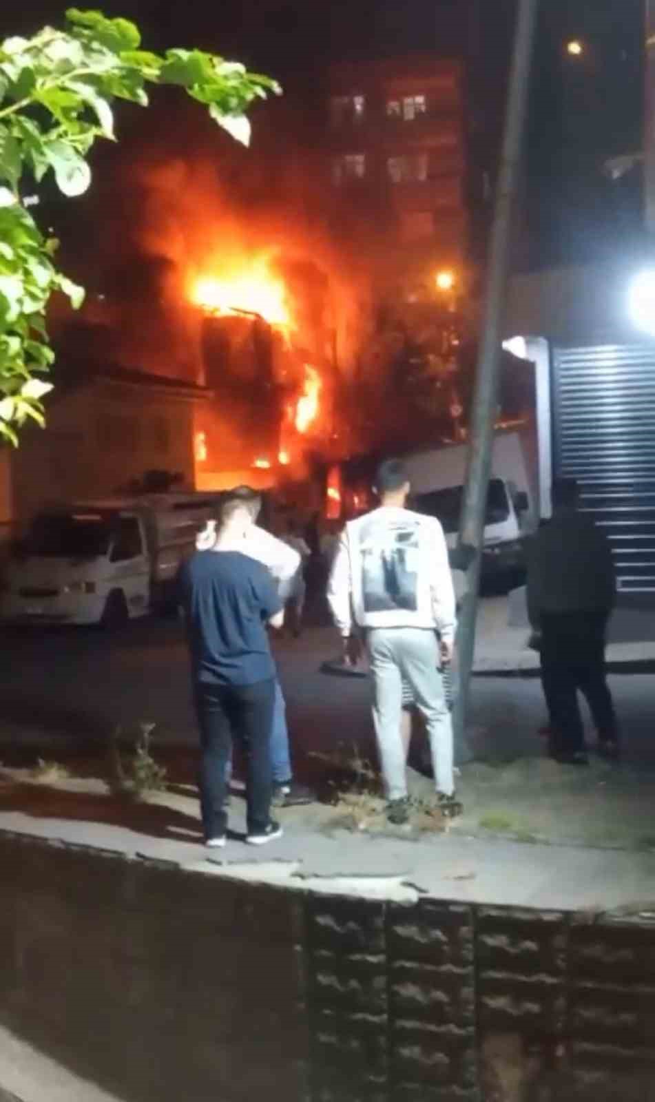 Küçükçekmece’de 2 katlı geri dönüşüm depo binası alev alev yandı