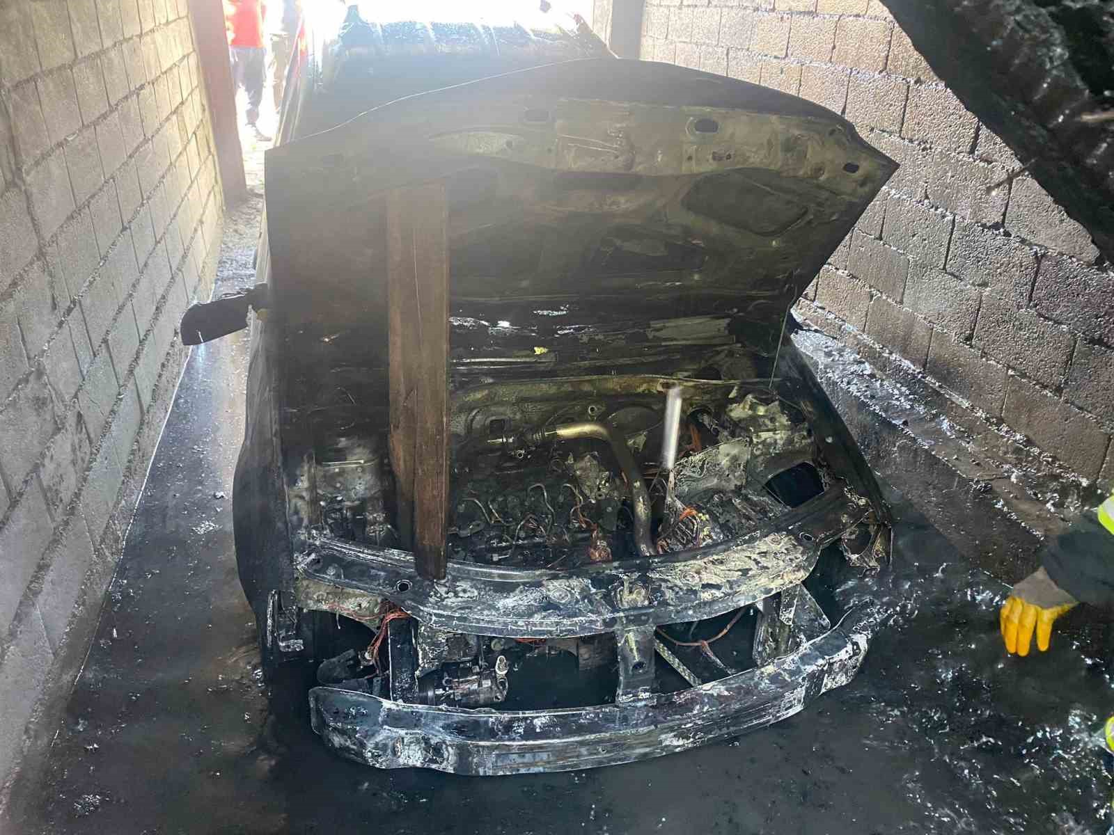 Erzincan&rsquo;da park halindeki otomobil yandı
