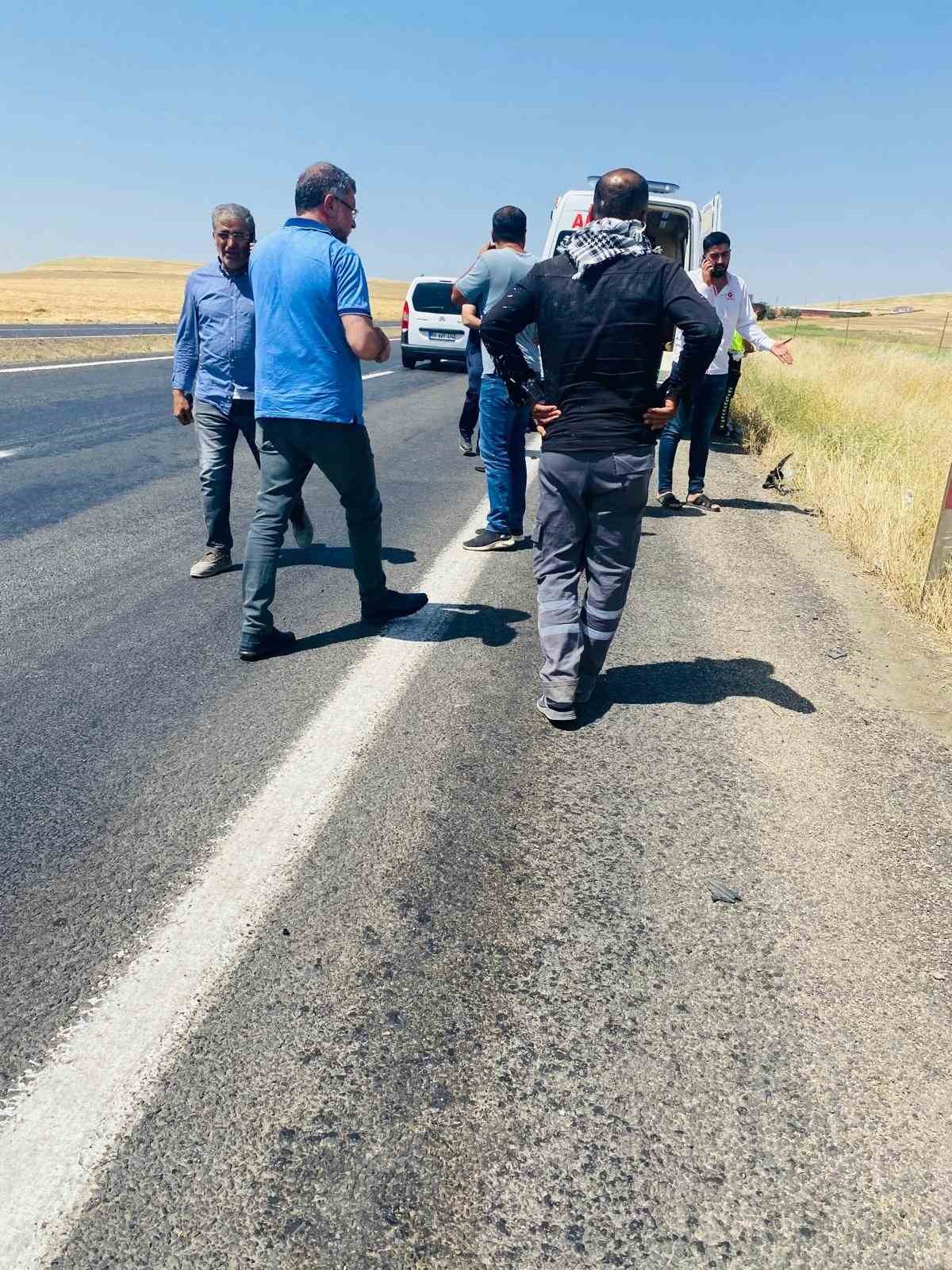 Diyarbakır&rsquo;da yol kenarında oturan 2 kişiye otomobil &ccedil;arptı
