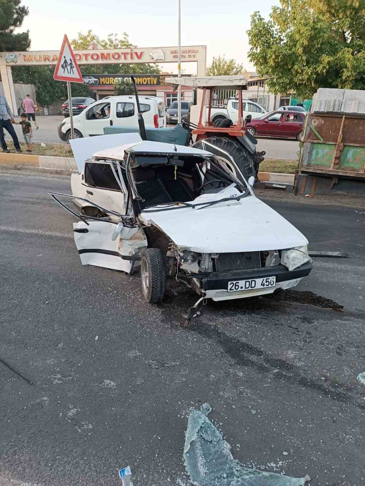 Ergani’de otomobil ile traktör çarpıştı: 3 yaralı
