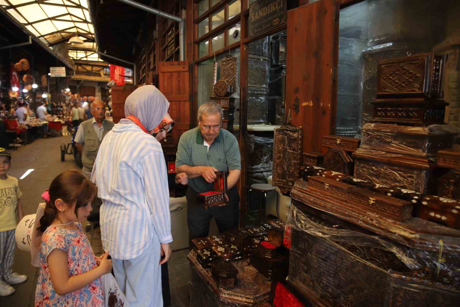 65 yıldır gen&ccedil; kızların &ccedil;eyizlik sandıklarını yapıyor
