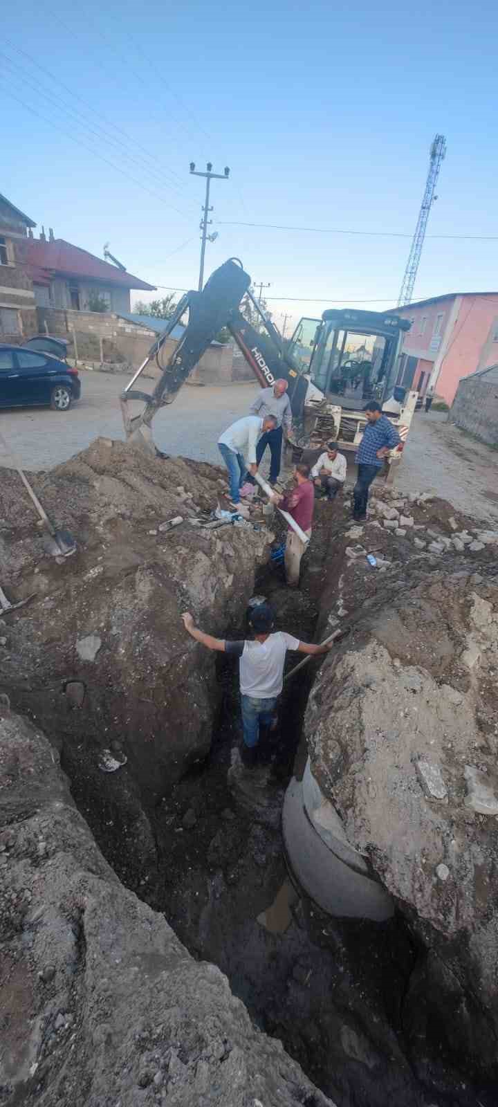 3 bin n&uuml;fuslu beldenin i&ccedil;me suyu şebekesini taş ve kerestelerle tıkadılar
