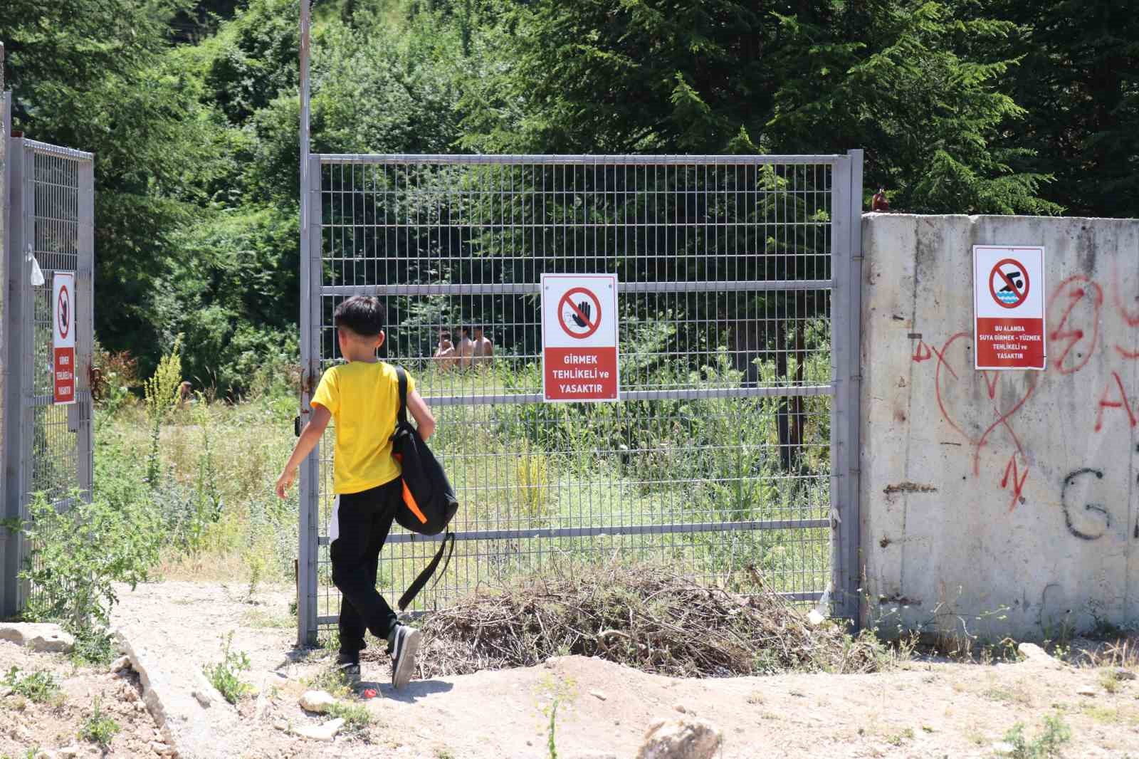 Serinlemek uğruna tehlikeli suda böyle yüzdüler
