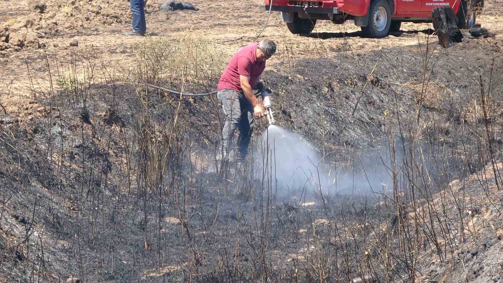 Ezine&rsquo;de tarım arazisinde başlayan yangın ormanlık alana sı&ccedil;ramadan kontrol altına alındı