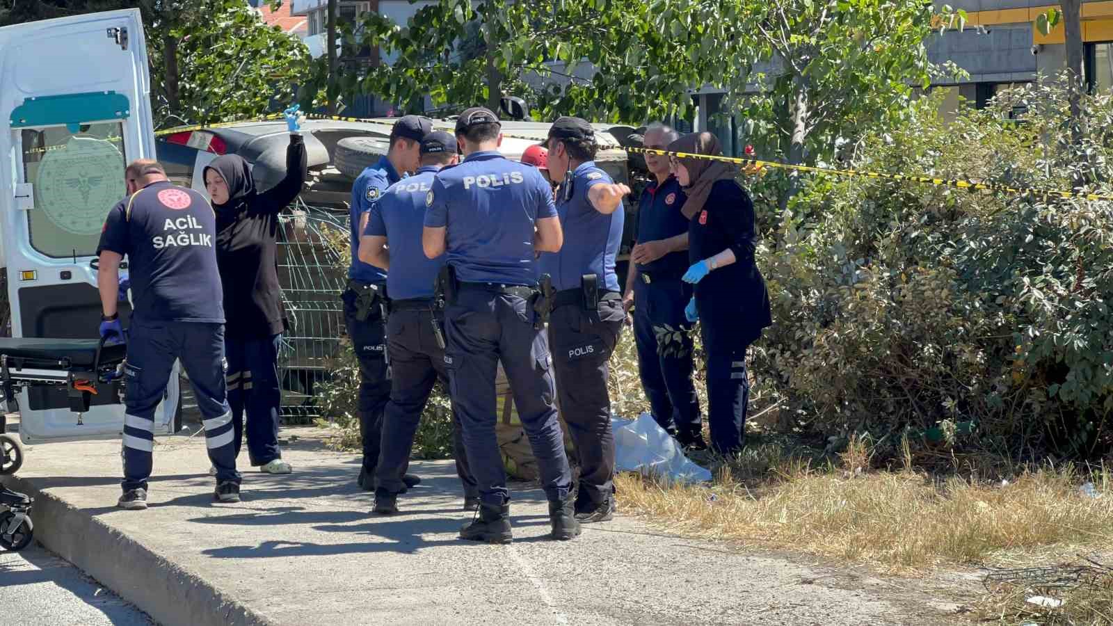 Pendik&rsquo;te kontrolden &ccedil;ıkan ara&ccedil; kaldırımda y&uuml;r&uuml;yen yayayı ezdi
