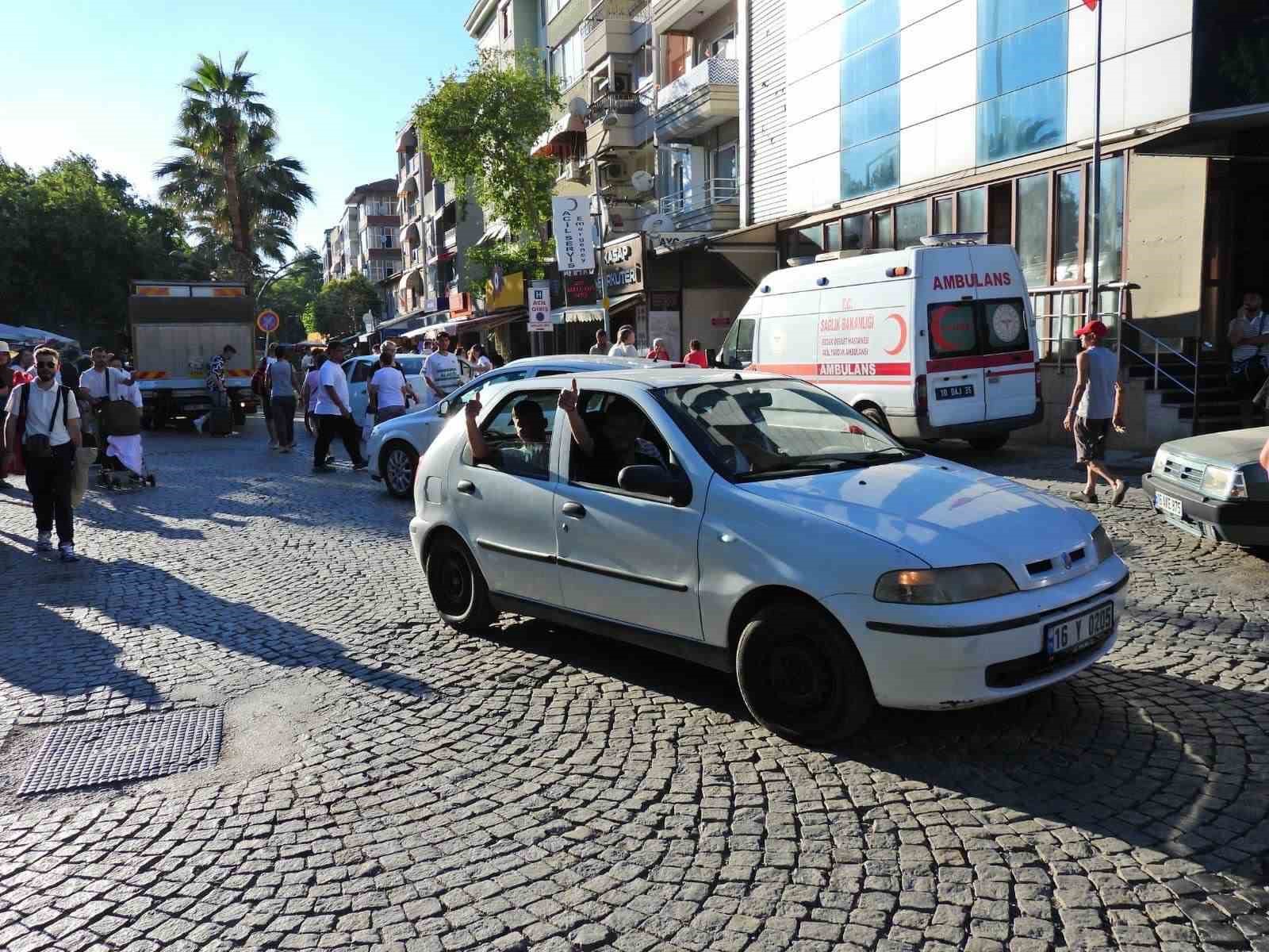 Adalardan d&ouml;nen tatilciler trafiğe neden oldu
