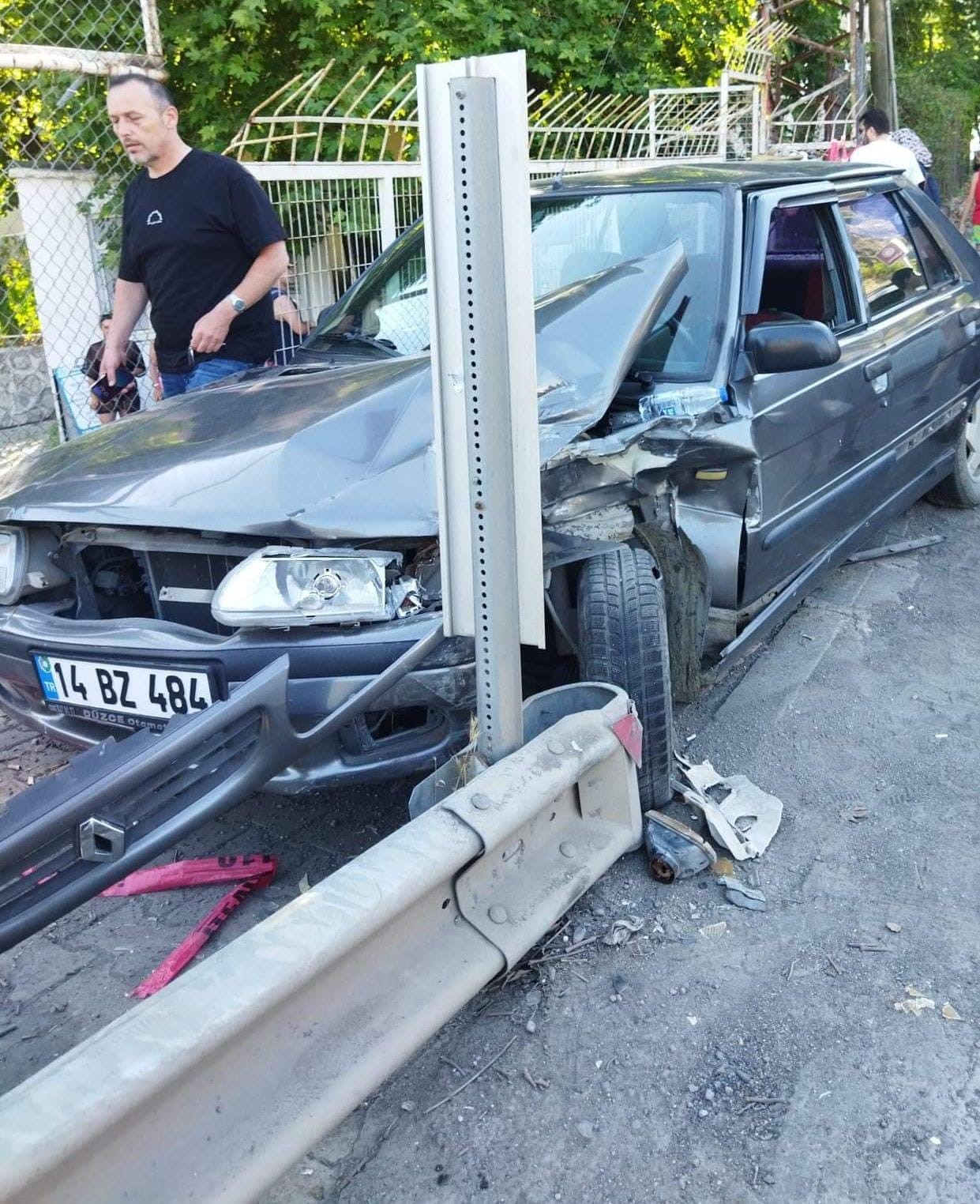 Alkoll&uuml; s&uuml;r&uuml;c&uuml; aracıyla demir bariyerlere &ccedil;arptı: 5 yaralı
