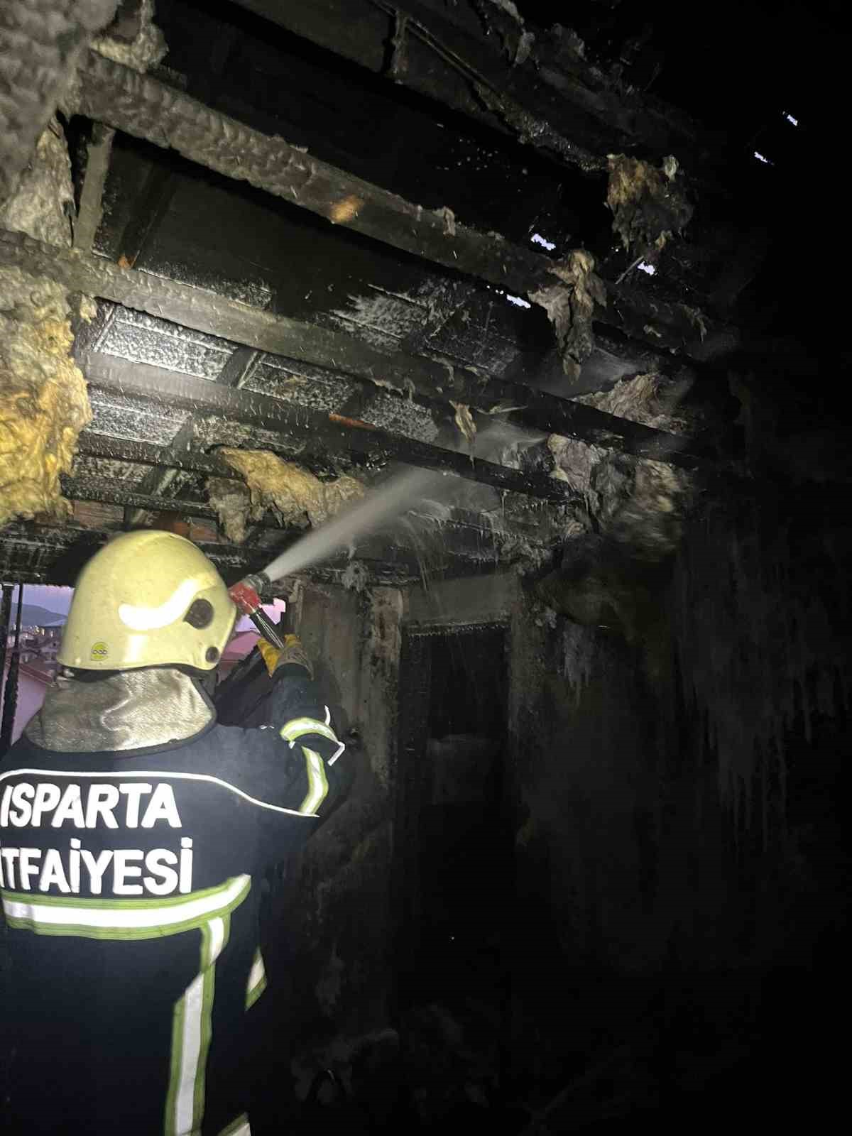 Isparta’da çatı katında yangın
