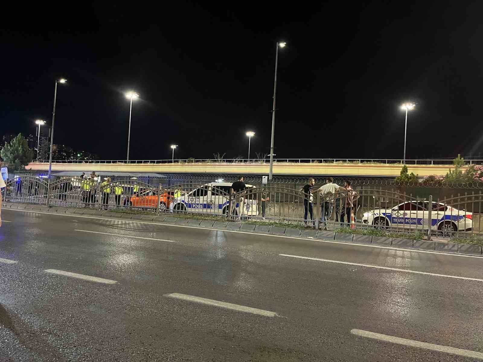 Otomobille çarpışan cip kaldırımda yürüyen gençlerin arasına daldı: 2 ölü
