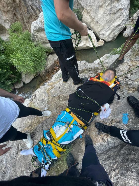 Adıyaman’da 200 metre yüksekliğindeki uçurumda nefes kesen kurtarma operasyonu