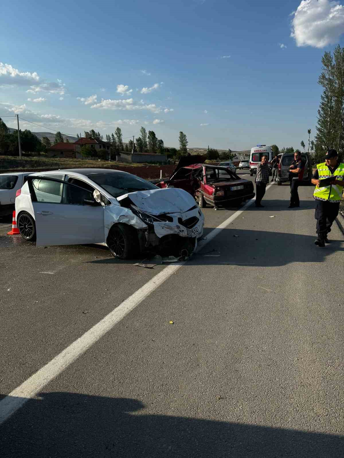 İki otomobilin çarpıştığı kazada 1 kişi öldü, 7 kişi yaralandı