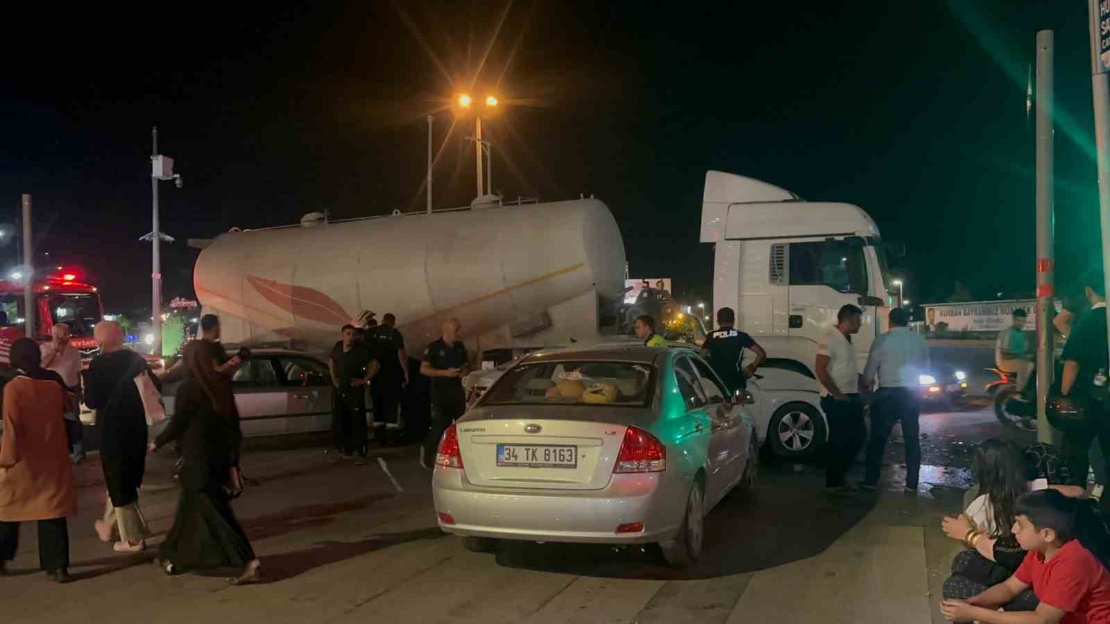 Elazığ’da tankerle iki otomobil çarpıştı: 2 yaralı