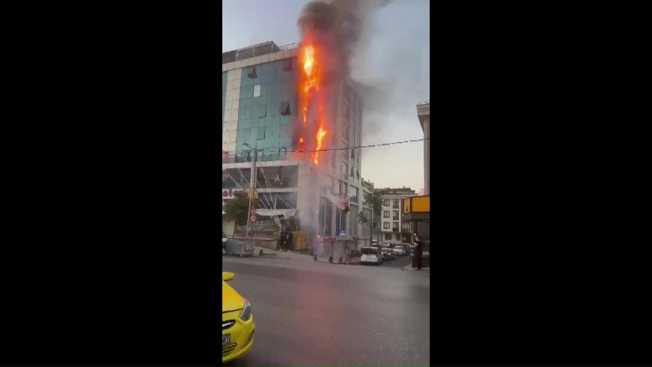 Ataşehir’de iş merkezi alev alev yandı