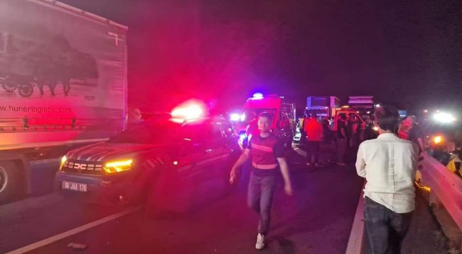 Şereflikoçhisar’da kazaya müdahale eden jandarma aracına minibüs çarptı: 1 ölü, 4 yaralı