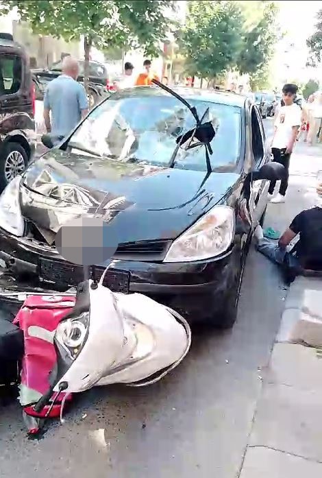 Otomobille &ccedil;arpışan motosikletlinin metrelerce s&uuml;r&uuml;klendiği kaza kamerada

