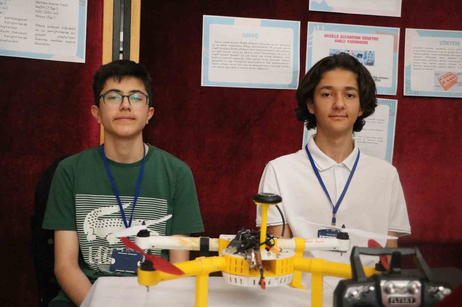 Lise &ouml;ğrencileri 100 metre y&uuml;kseklikten y&uuml;z tanıyan dron geliştirdi
