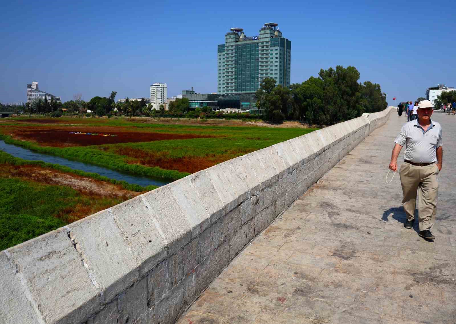 Seyhan Nehri&rsquo;ni kaplayan yosunlar insan boyunu ge&ccedil;ti, k&ouml;t&uuml; koku kenti kapladı
