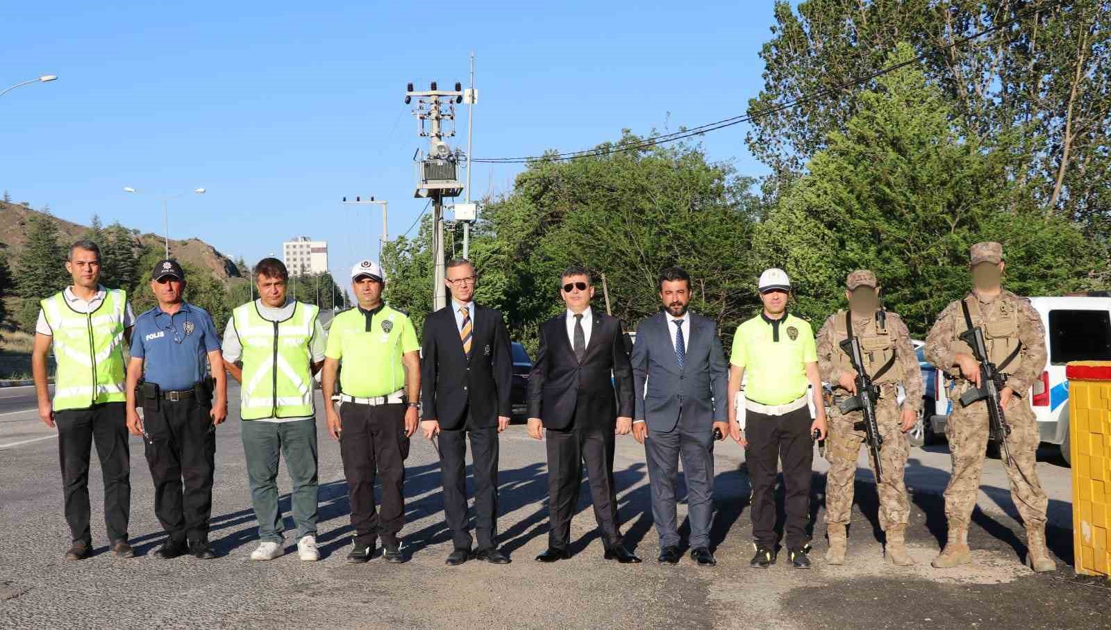 İl Emniyet M&uuml;d&uuml;r&uuml; Ağırlar g&ouml;revli personel ve vatandaşların bayramını kutladı

