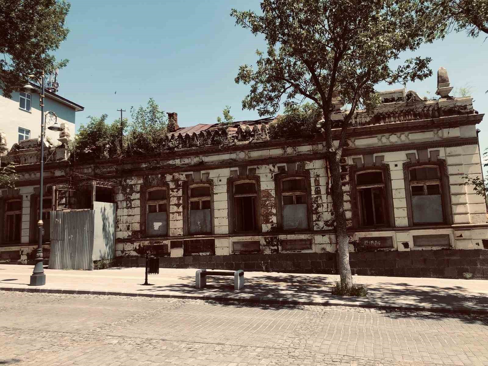 Kars&rsquo;ta tarihi binanın &uuml;zerinde ağa&ccedil; yetişti
