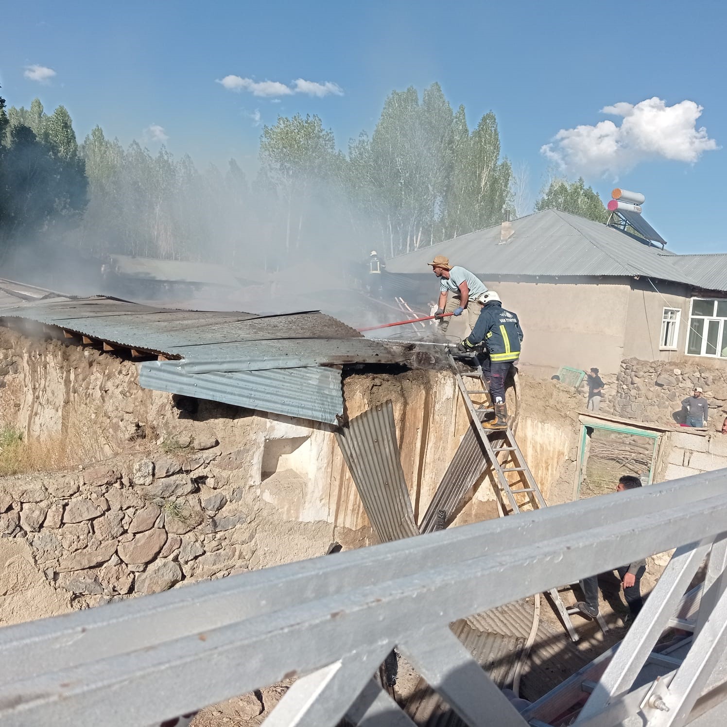 Özalp’te ahır, tandır evi ve odunluk yangını