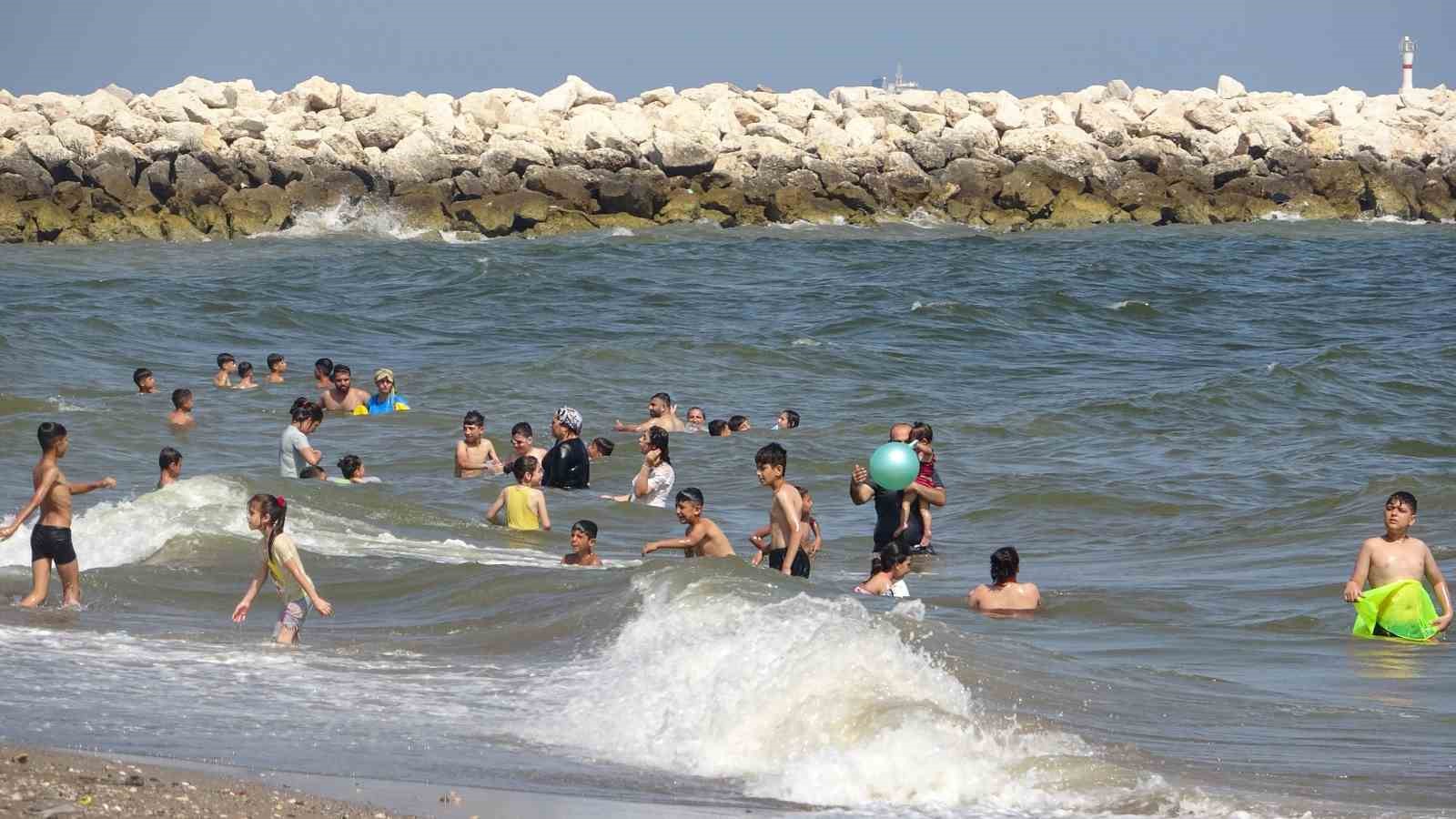 Mersin’de nem oranı yüzde 75’lere ulaşırken, hissedilen hava sıcaklığı 35 dereceyi aştı