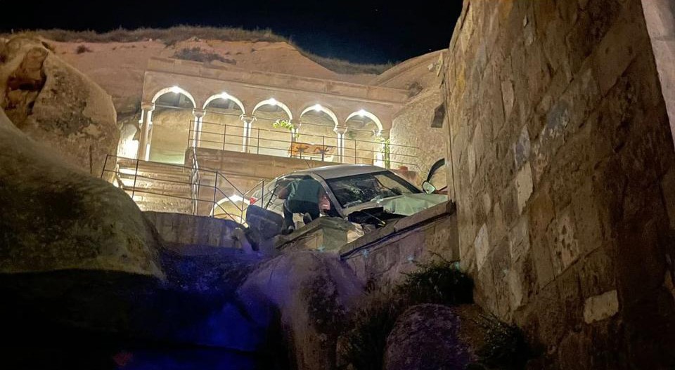 Fren yerine gaza basınca otelin bah&ccedil;esine u&ccedil;tu