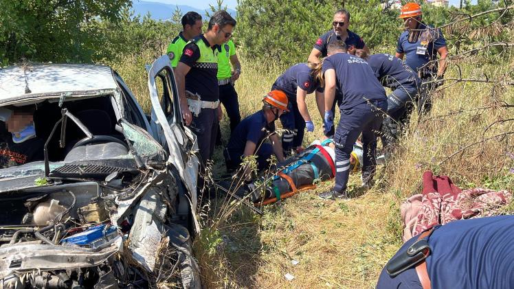 Bariyerleri aşarak 200 metre savruldu, defalarca takla attı: 5 yaralı
