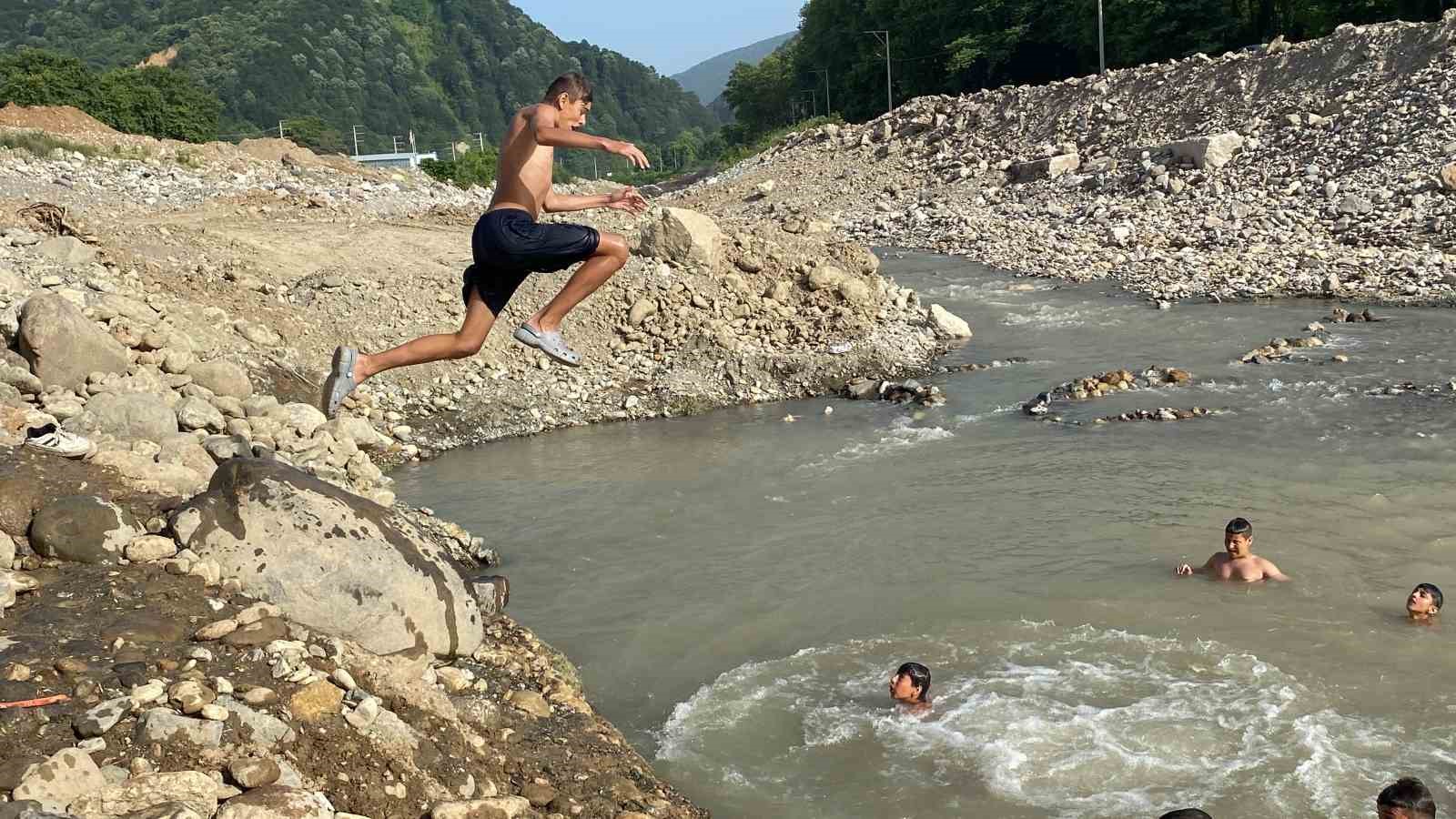 Islah yapılan dereye serinlemek i&ccedil;in girdiler
