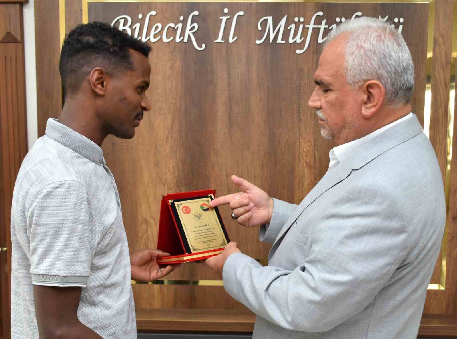 Yaptığı yardımların ardından teşekkür plaketi aldı
