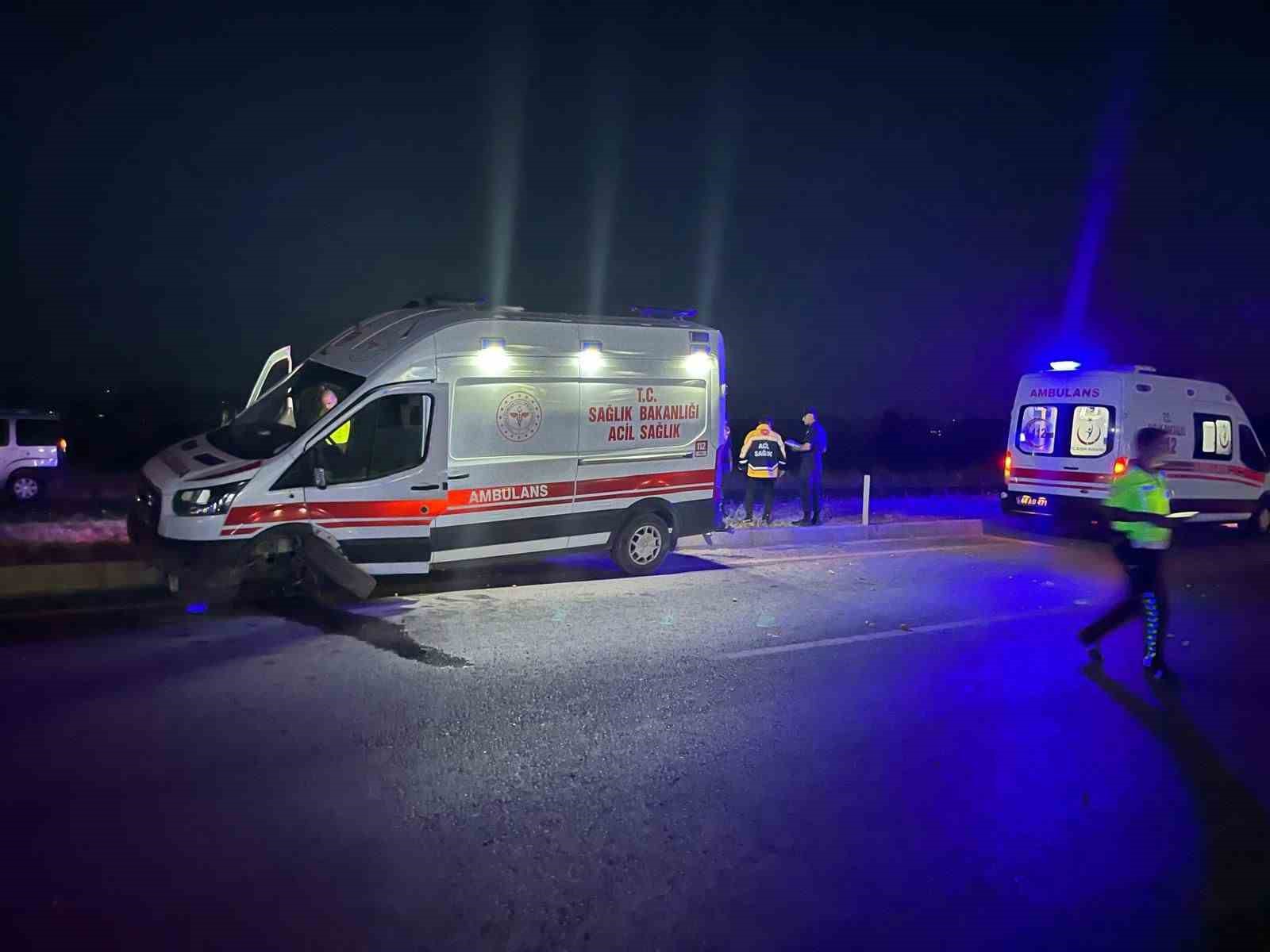 Kontrolden &ccedil;ıkan ambulans ref&uuml;je &ccedil;ıktı: 4 yaralı
