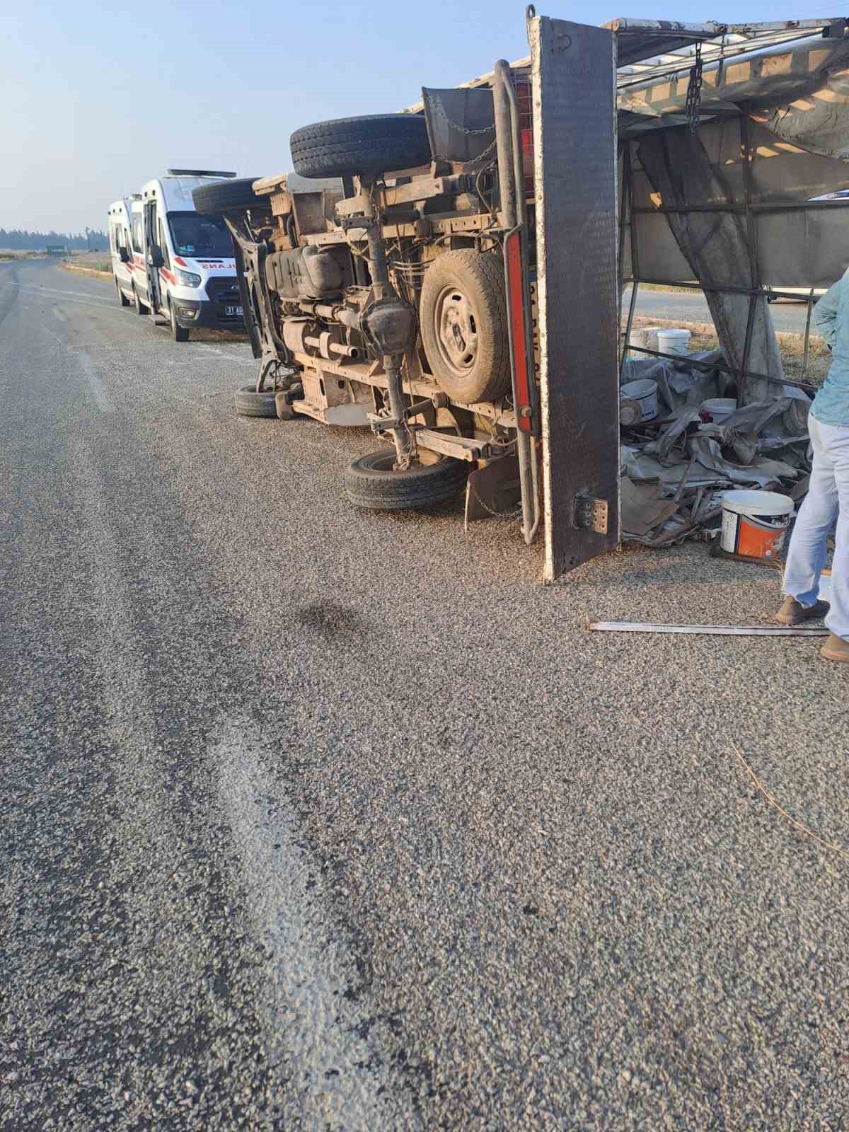 Hatay’da tarım işçilerini taşıyan kamyonet devrildi: 20 yaralı
