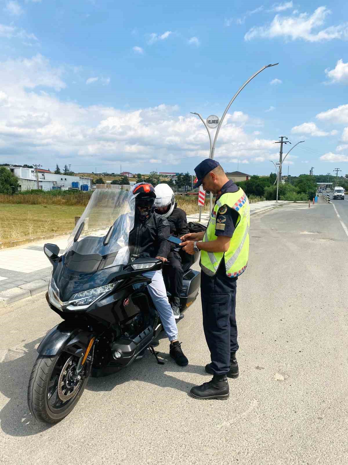 Tekirdağ&rsquo;da emniyet şeridini ihlal eden 9 kişiye 65 bin lira ceza
