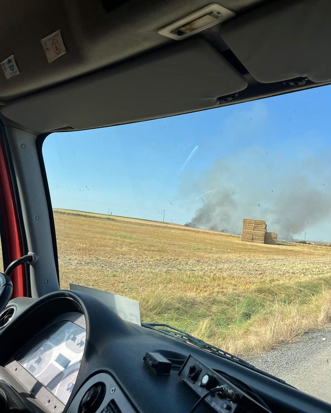 Babaeski&rsquo;de elektrik direğine &ccedil;arpan kuş tarlayı yaktı

