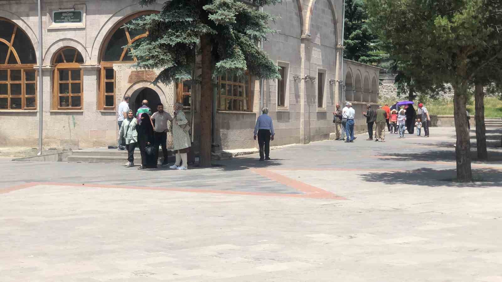 Kars’ta Harakani Türbesi’ne ziyaretçi akını