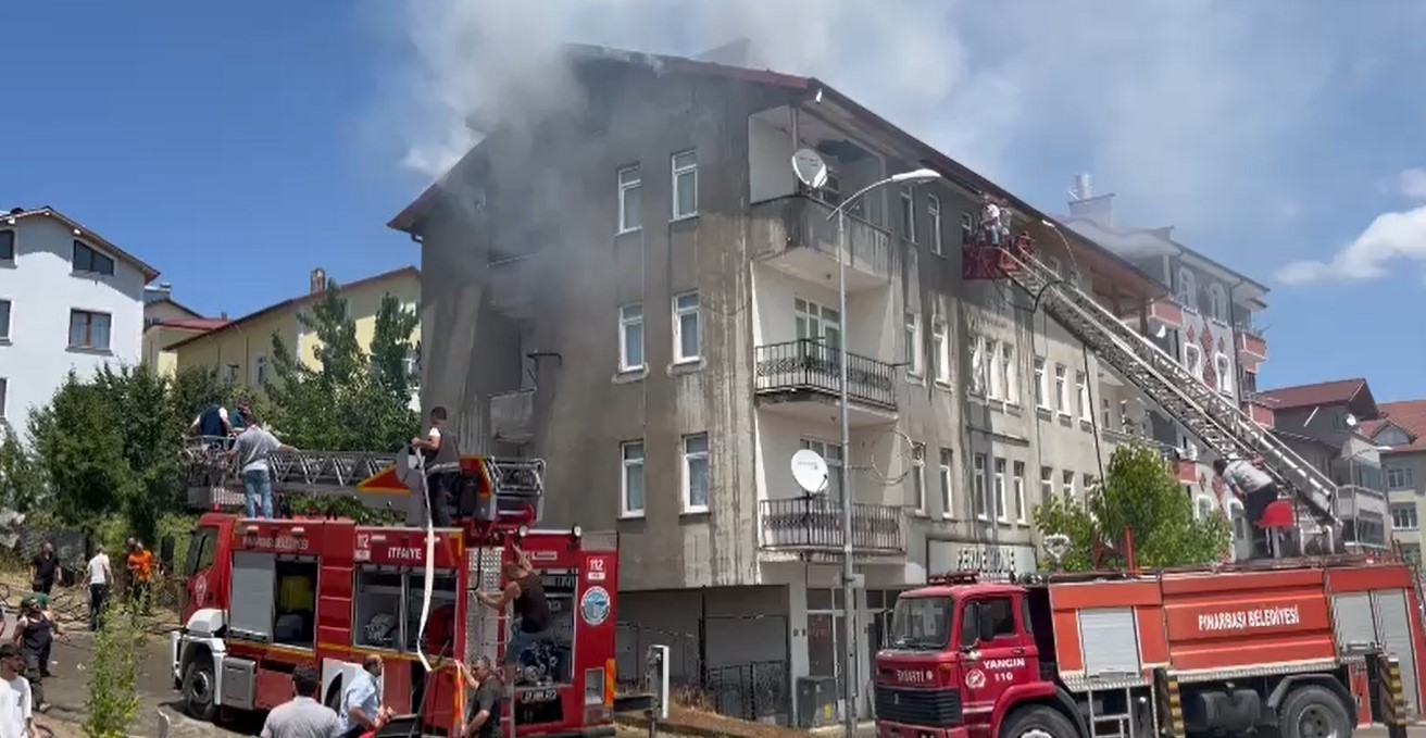 4 katlı binadaki yangın paniğe sebep oldu