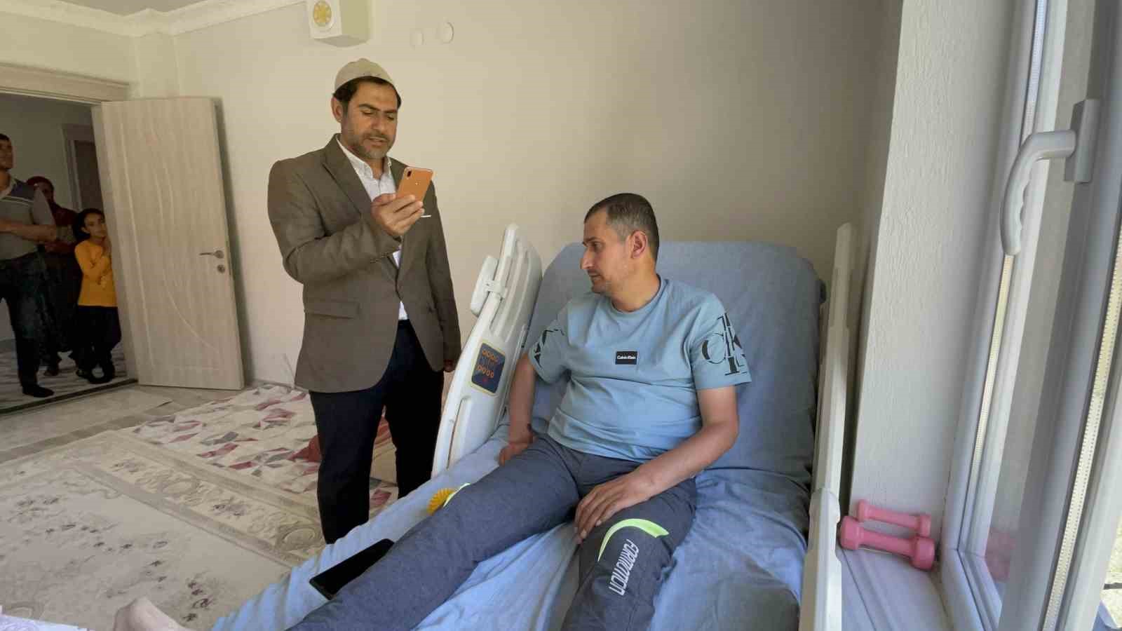 Tatvanlı imam camiye gelemeyen engelli vatandaşların evlerine giderek hutbe okuyor
