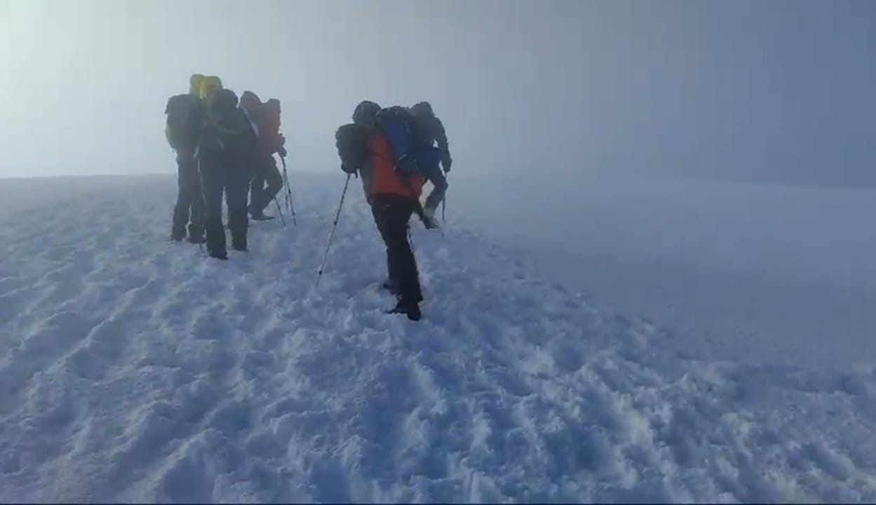 Ağrı Dağı’nda dağcılar kar ve fırtınaya rağmen zirveye ulaştı