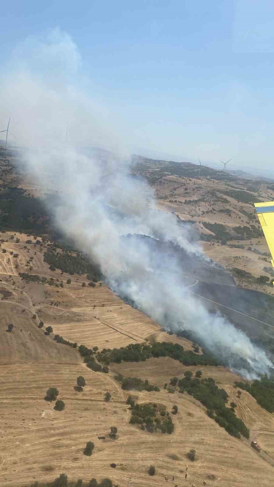 Balıkesir&rsquo;de arazi yangınına havadan ve karadan m&uuml;dahale ediliyor
