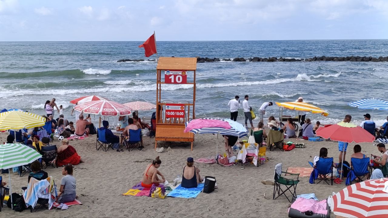 R&uuml;zgar ve dalga denize girişlere yasak getirdi: Bir kişi boğulmaktan son anda kurtarıldı
