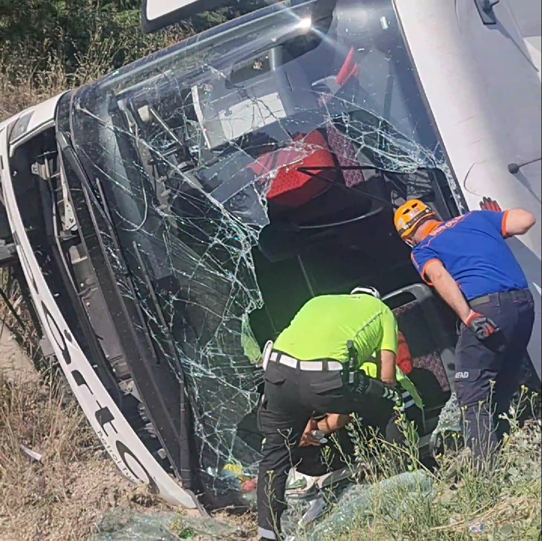 K&uuml;tahya&rsquo;da yolcu otob&uuml;s&uuml; devrildi: 3 yaralı

