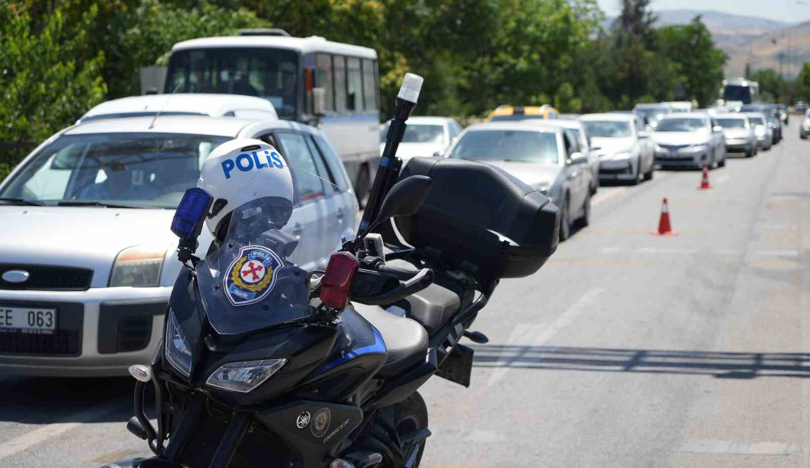 Hızını alamadı, trafik ışıklarında bekleyen araca &ccedil;arptı: 6 yaralı
