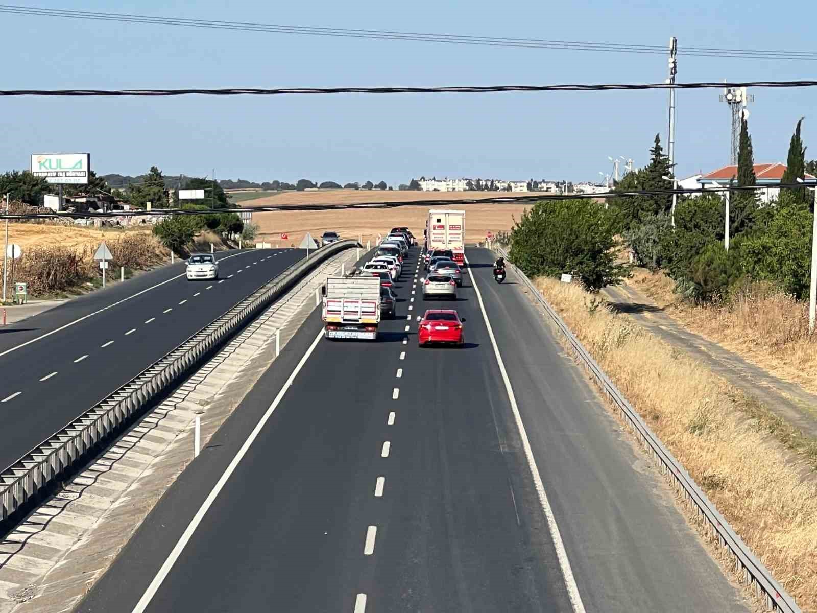 Tatilcilerin d&ouml;n&uuml;ş&uuml; başladı: Tekirdağ-İstanbul karayolunda trafik yoğunluğu s&uuml;r&uuml;yor
