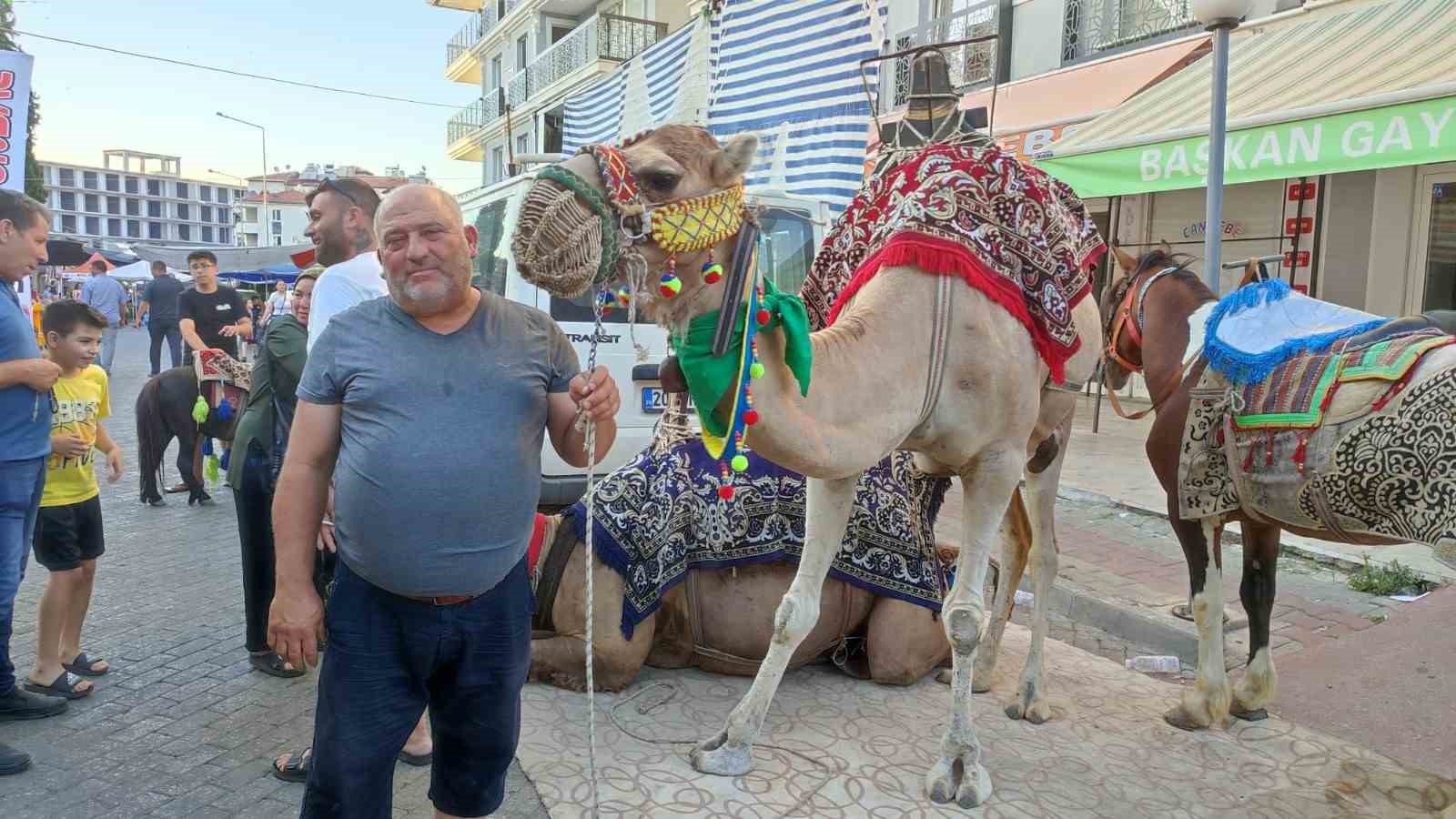 Y&ouml;r&uuml;k k&uuml;lt&uuml;r&uuml;n&uuml; yaşatmak i&ccedil;in 36 yıldır develeriyle festivallere gidiyor
