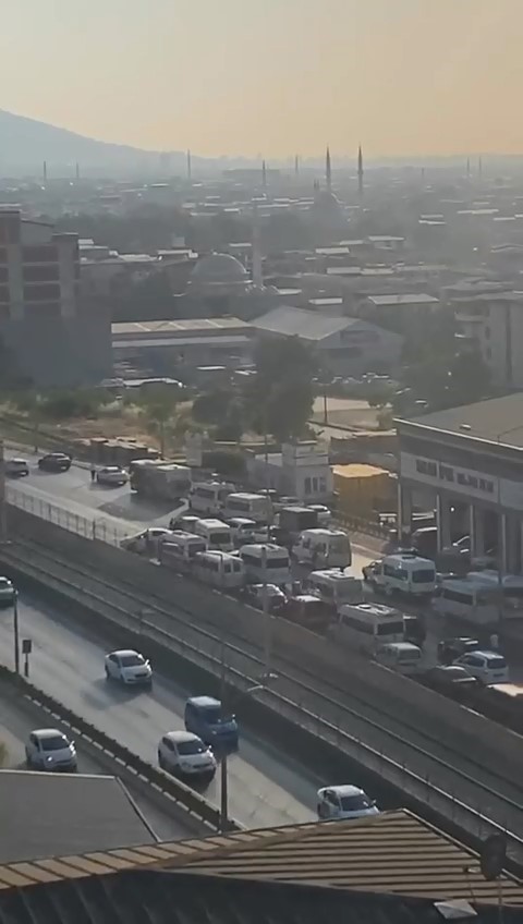 Düğün konvoyu yolu trafiğe kapattı, yüzlerce metre araç kuyruğu oluştu