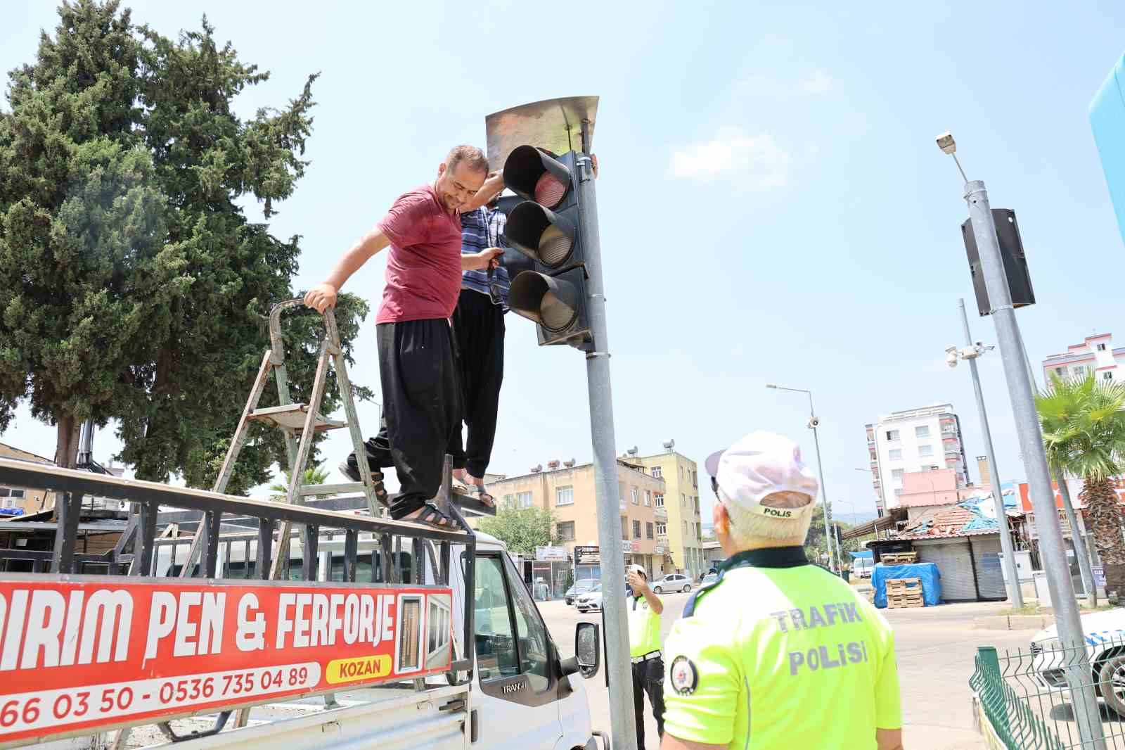 Polisten trafik ışıklarına yuva yapan kumrulara g&ouml;lgelik
