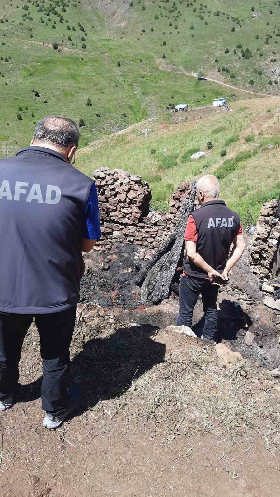 Soba yayla evlerini kül etti